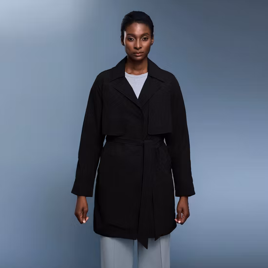 Entwerfen Sie wasserdichte, stilvolle lange Trenchcoats für Damen im Frühjahr und Herbst aus PU